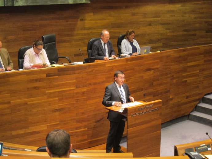 El diputado del PP, Rafael Alonso, en el Pleno de la Junta General.