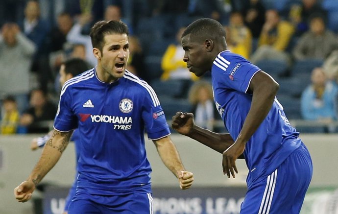 Cesc celebra un gol con Oscar del Chelsea