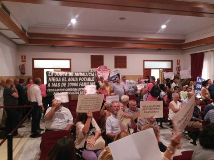 Vecinos interrumplen el pleno municipal de Córdoba