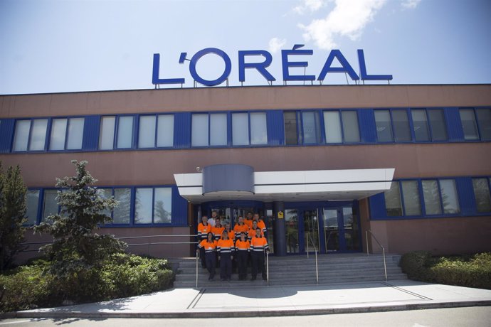 Trabajadores de Aspanias posan en la Fábrica de L'Oréal en Burgos