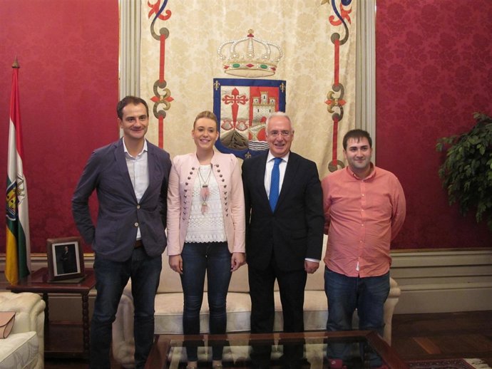 Los vendimiadores Leire Calvo y Jesús Javier González