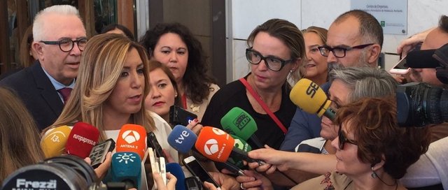 Susana Díaz atiende a los medios en Aerópolis