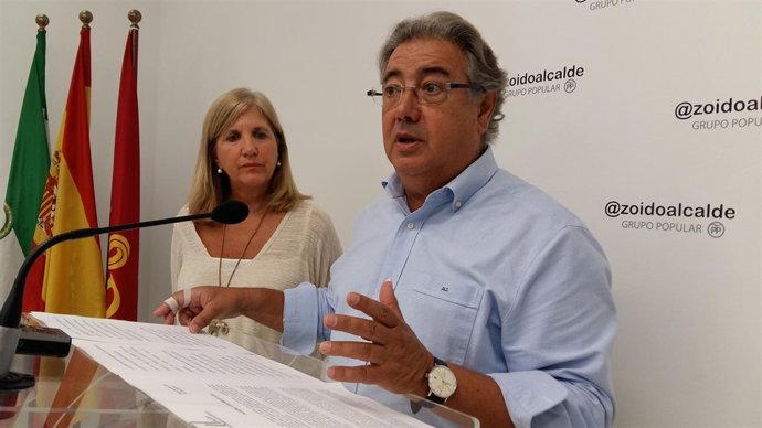 Zoido presenta su moción.