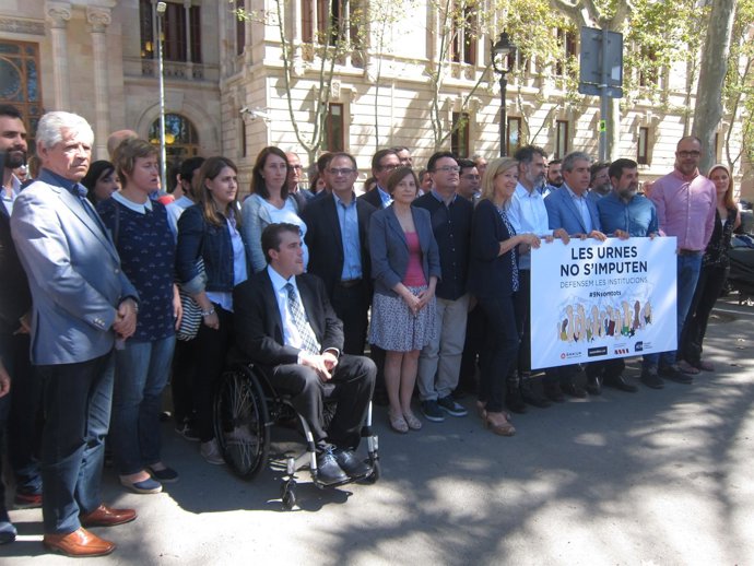 C.Forcadell, entidades soberanistas y diputados apoyan imputados 9N
