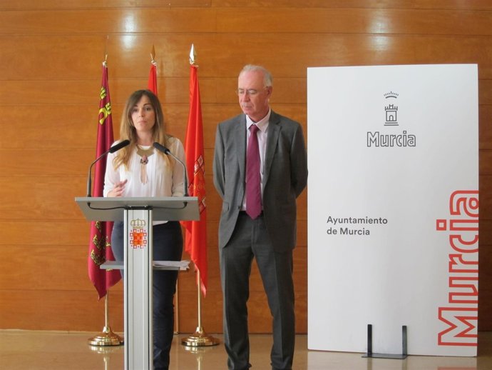 La portavoz del Equipo de Gobierno, Rebeca Pérez, se dirige a los medios