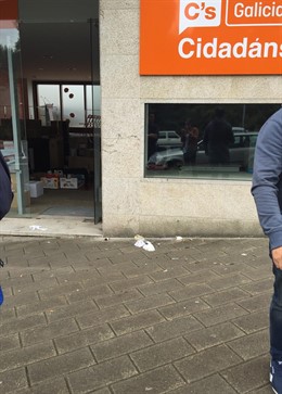 Ataque a la sede de C's en Galicia con una botella y unas pintadas