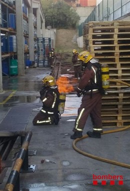 Bomberos actuando en una empresa de aerosoles