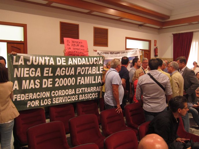 Manifestantes de las parcelaciones en el Pleno del Ayuntamiento de Córdoba