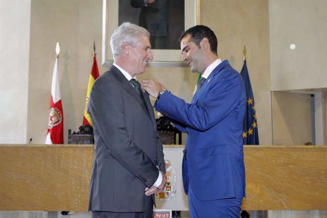 El alcalde impone el Escudo de Oro de la ciudad a Miguel Ángel Arráez