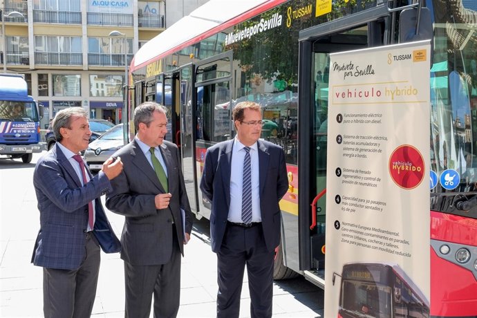 Espadas inaugurando la Feria de la Movilidad
