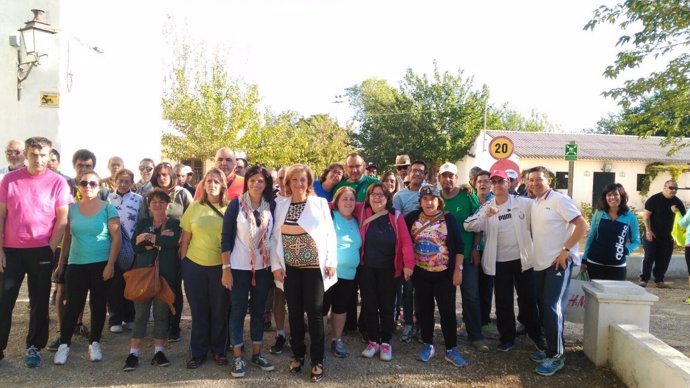 Vega (c) con los miembros de Faisem participantes en la ruta a pie.