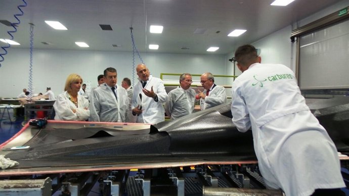 Sanz visita la planta de Carbures
