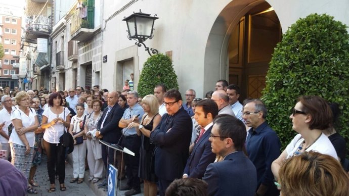 Concentración ante el Ayuntamiento de Esplugues