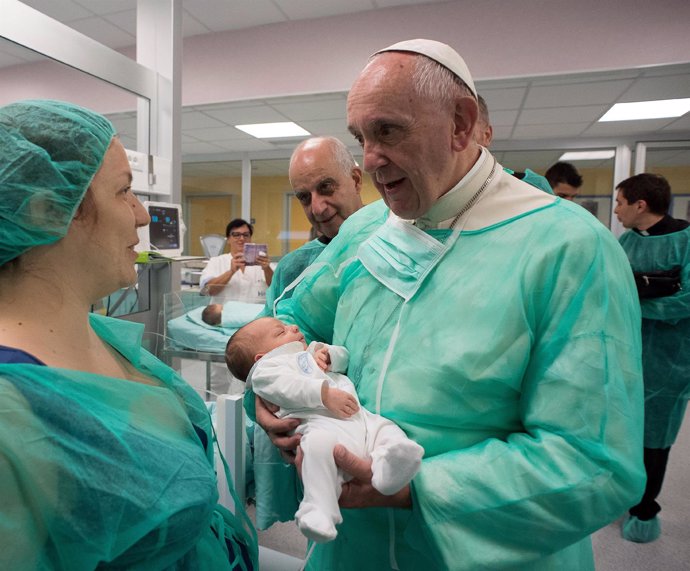 El Papa visita a bebés enfermos 