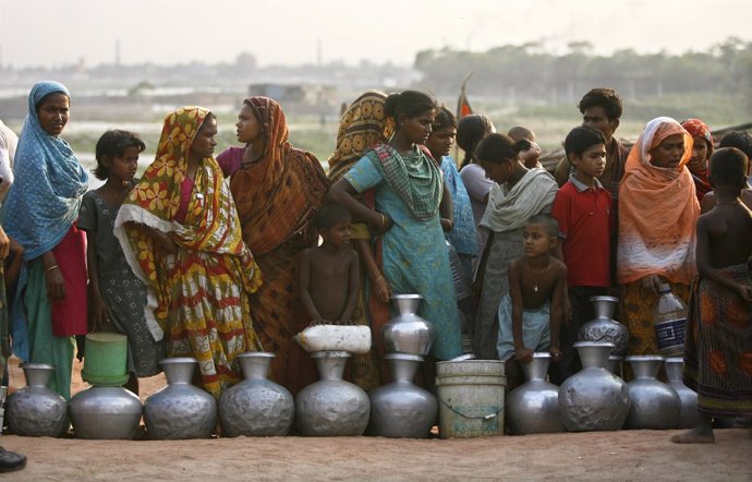 Un grupo de mujeres esperan para recoger agua en Dacca. 
