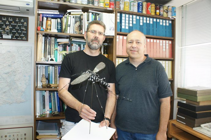 Juan Antonio Delgado y Francisco Collantes con una maqueta del mosquito tigre