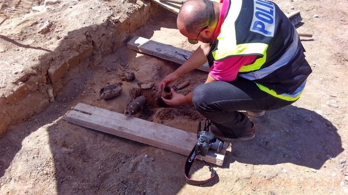 Un agente junto a los proyectiles encontrados