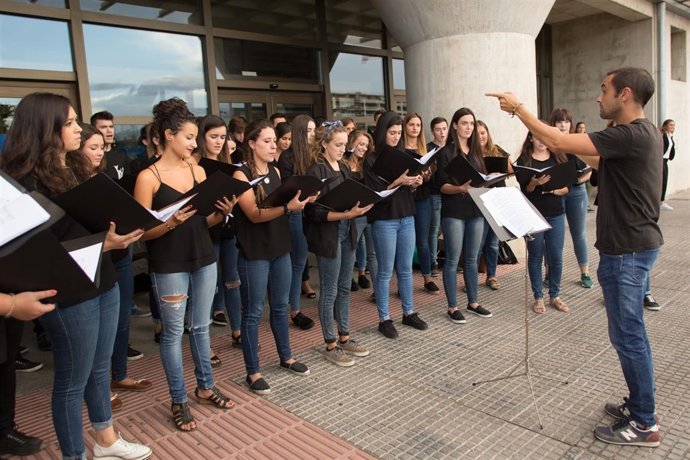 El Coro Juvenil del Orfeón Pamplonés en su actuación en la UPNA