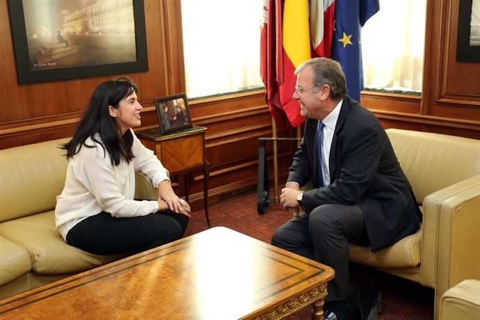 Elena Galán Risueño y Antonio Silván conversan en el Ayuntamiento