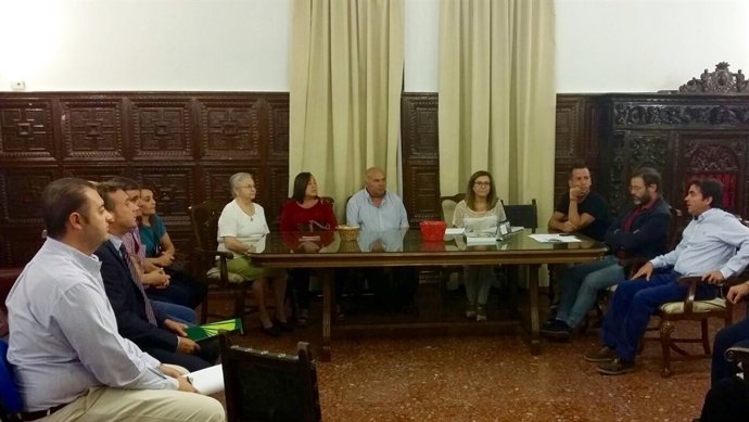 Encuentro informativo de la Junta con vecinos de Porcuna (Jaén)