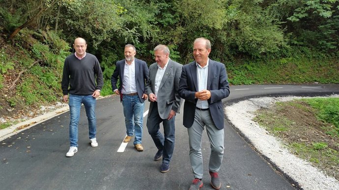 El viceconsejero (derecha), durante su visita a Parres. 