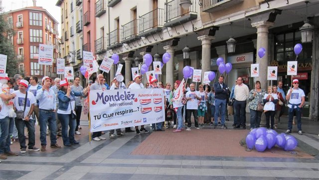 Manifestación de los trabajadores de Dulciora, con la presentacia del alcalde