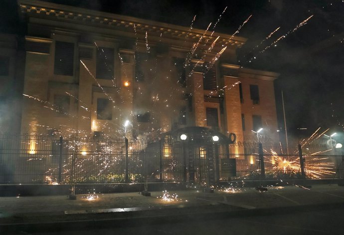 Ataque con petardos contra la Embajada rusa en Kiev