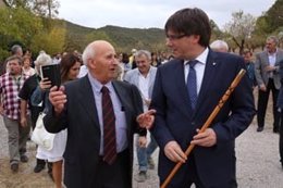 Carles Puigdemont con el alcalde de Aguilar de Segarra
