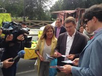 Feijóo le 'vende' su programa a socialistas en un mercadillo en Arteixo