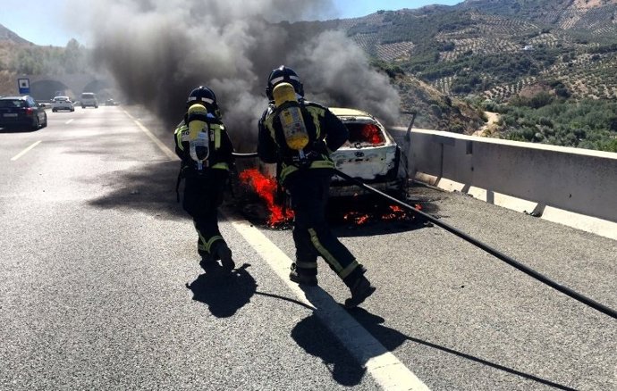 Intervención de Bomberos de Jaén ante un coche calcinado en la A-44