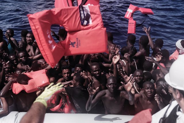 Rescate de inmigrantes por MOAS y Cruz Roja Italia