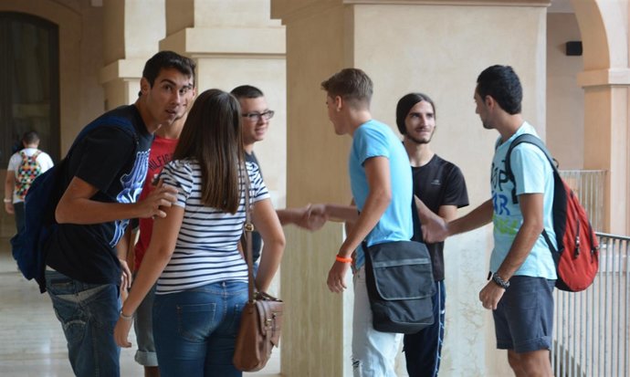 Alumnos saludándose en el inicio de las clases