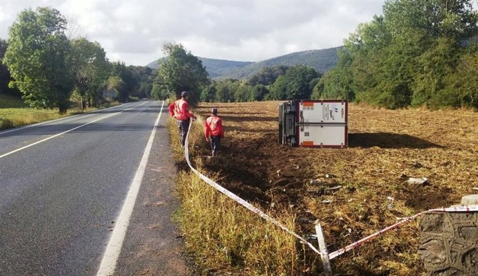La Policía Foral junto al camión que se ha salido de la vía