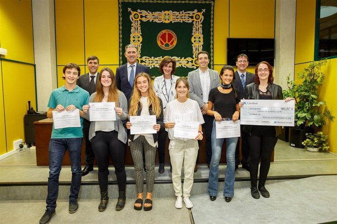 Los premiados junto a representantes de la UPNA y los patrocinadores