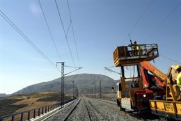 Trabajadores de Adif tensando cable de catenaria de línea tren