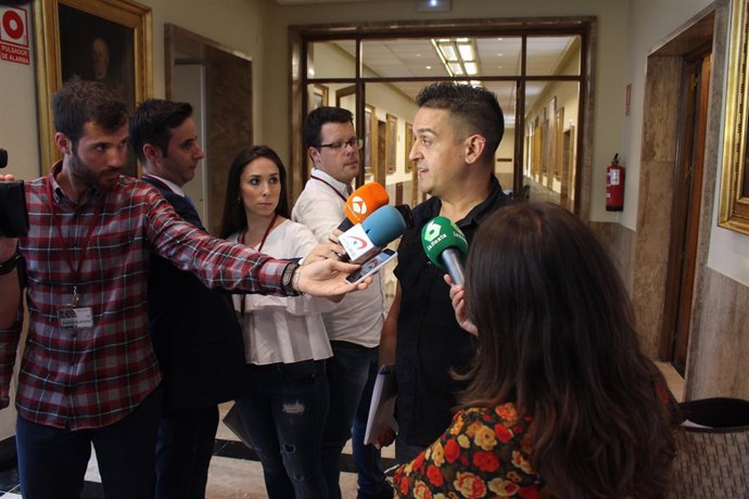 Mulet atiende a los medios en el Senado