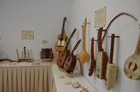 Un centenar de instrumentos del folklore extremeño se expone en el El Corte Inglés de Badajoz