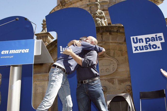 El candidato de En Marea, Luis Villares, abraza a Íñigo Errejón