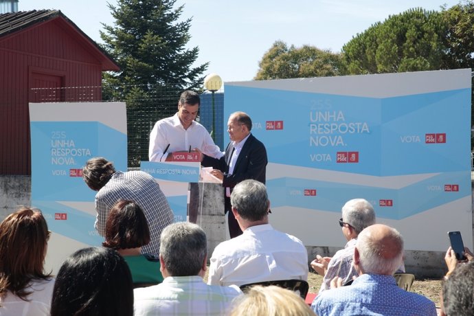 El secretario general del PSOE, Pedro Sánchez, con el candidato a la Xunta