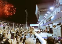 Rosberg reina en la noche de Singapur y recupera el liderato; Alonso, séptimo