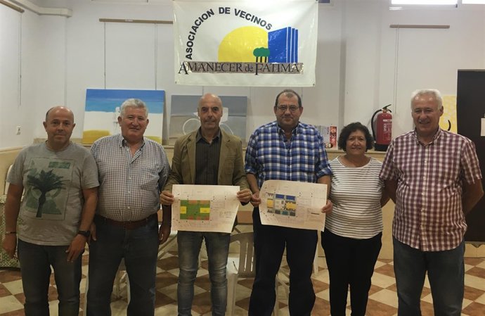 El diputado del PSOE Antonio Hurtado junto a la AAVV Amanecer de Fátima