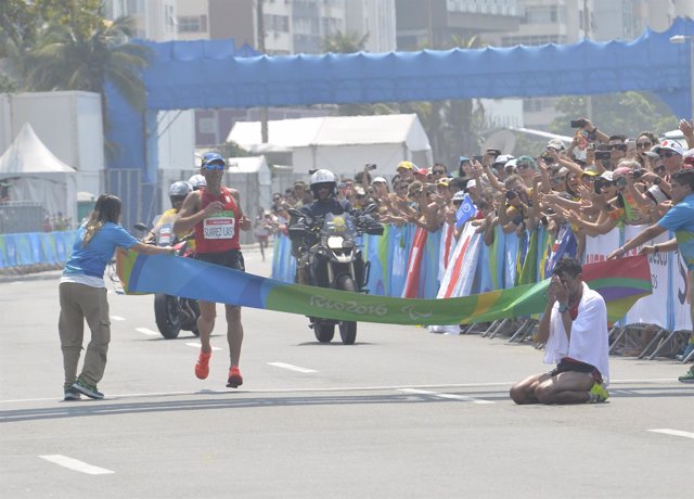 Allberto Suárez cruza la meta del maratón de Río 2016