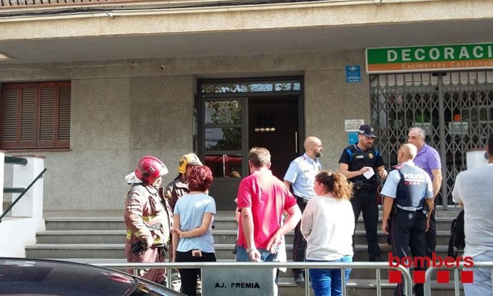 Vecinos del bloque desalojado de Premià de Mar acceden a recoger pertenencias