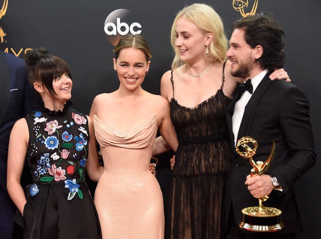 Masie Williams, Emilia Clarke, Sophie Turner y  Kit Harrington en los Emmy 2016