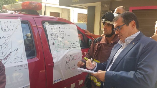 Jordi Jané compruea los planos de edificios afectados por la explosión en Premià