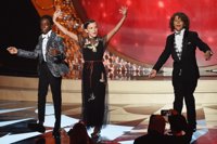 VÍDEO: Los niños de Stranger Things la lían en los Emmy repartiendo sándwich y con un número musical