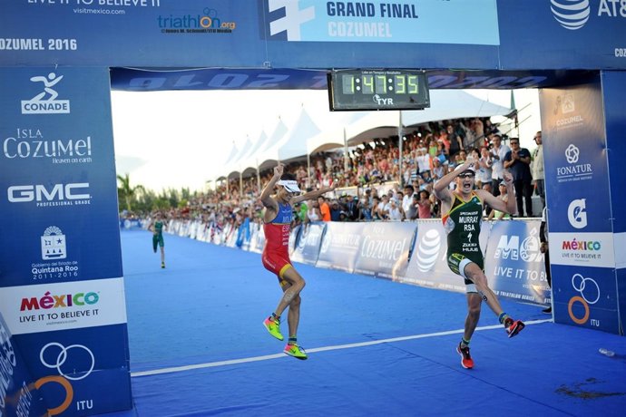 Mario Mola cruza la meta en México