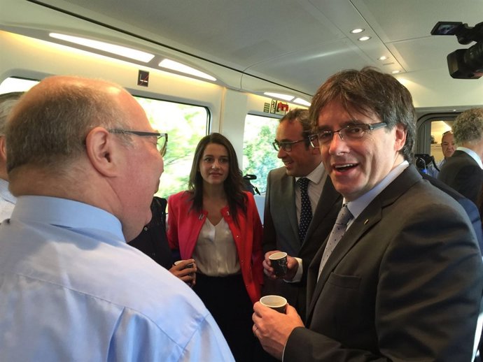 El presidente Carles Puigdemont, con Inés Arrimadas (C's) y el conseller Rull