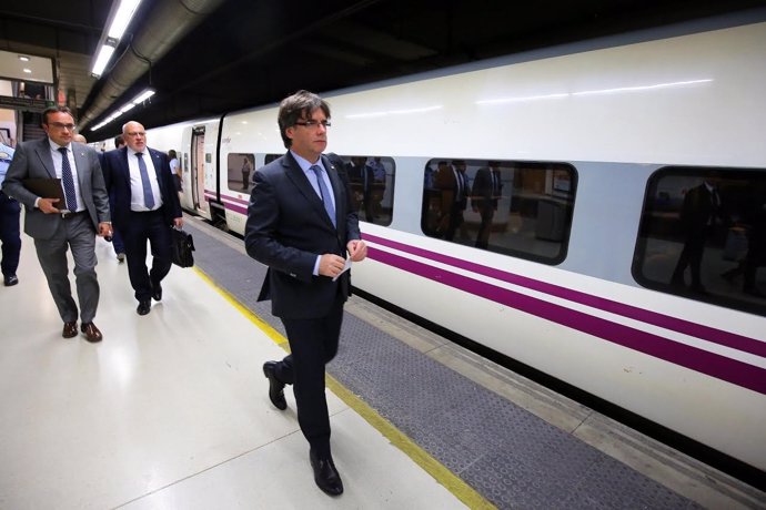 El pte.C.Puigdemont antes de subir al tren hacia Valencia.