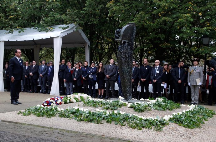 Hollande homenajea a las víctimas del terrorismo en París
